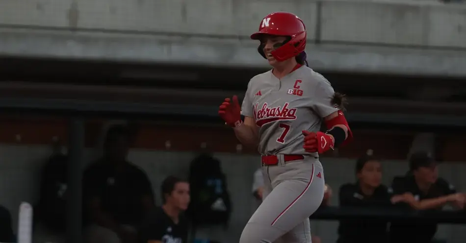 Huskers Extend Win Streak At Omaha